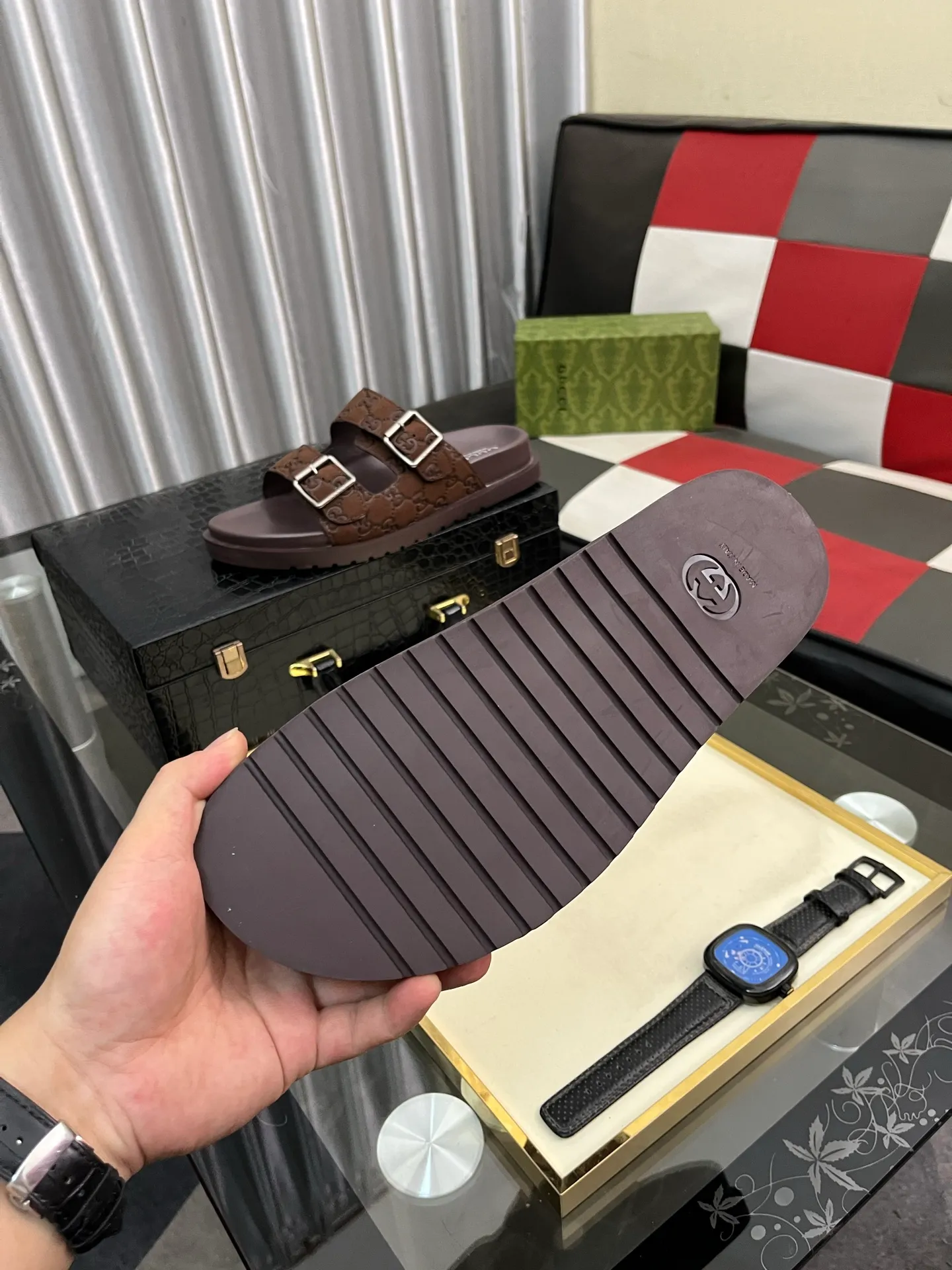 Men's shoes 💰340⌚️⌚️ (gucci-Gucci) New men's slippers, high-end boutique, made of cowhide, with exquisite embossed logo decoration on the upper, fine workmanship, super soft soles, casual, loose and comfortable, a must-have in summer! \nsize：38-44